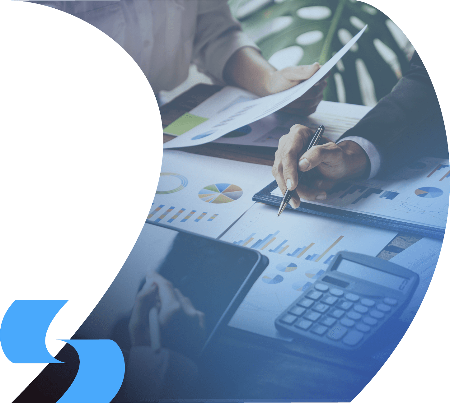 Consultor San Marino analisando gráficos e planejamento financeiro